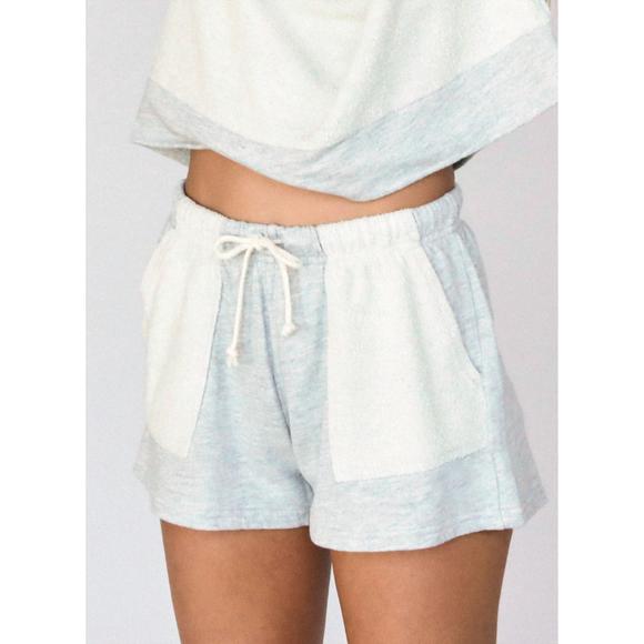 NEW PERFECTWHITETEE women's lou reverse pocket french terry short in heather gre - Picture 2 of 2